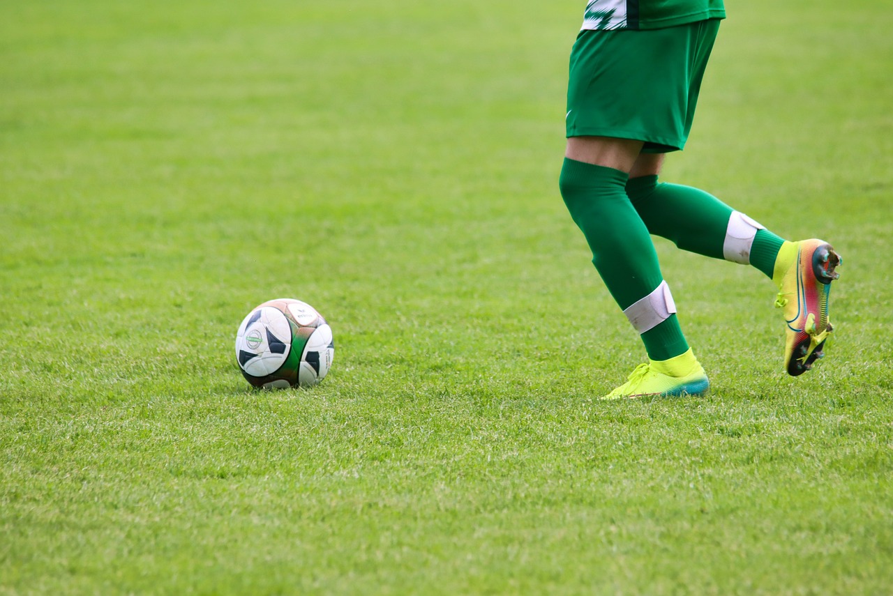 Soccer player 7182780 1280